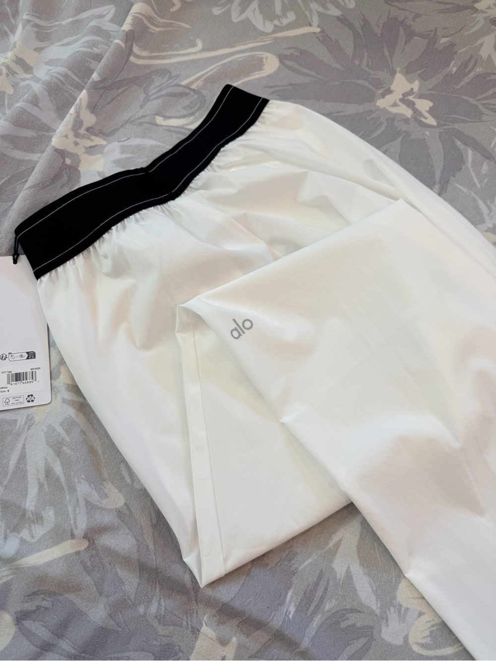 ALO Yoga White Relaxed trouser （regular）with Black Branded Waistband - Picture 2 of 6